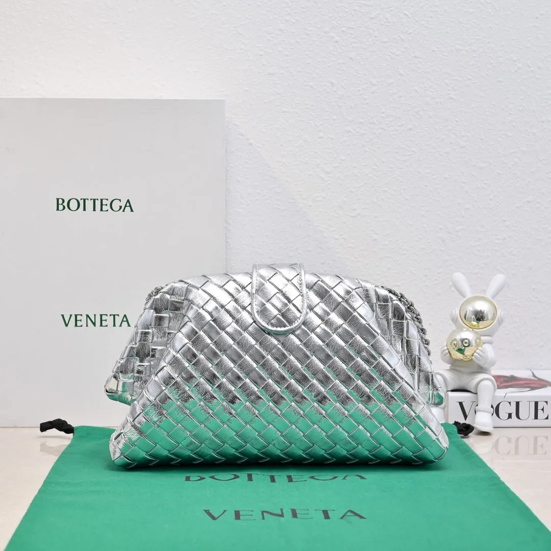 Batch 2260 Bitters Venetia 2024 summer series brings Lauren 1980 handbags back to the public eye. The design of the bag is inspired by ancient Roman architecture. It uses the brand's iconic Intrecciato lambskin woven bag body with a hard frame. No logo can be seen on the whole bag. It is equipped with a leather woven metal chain. When using it as a clutch, just put the chain directly in the bag ~ showing an elegant and timeless style. Decades later, when Lauren Hutton once again walked on the Bottega Venetia spring and summer show with this bag, the charm of the year still remains intact despite the passage of time. Size: 31.5*16.5*11 Style No.: 5807